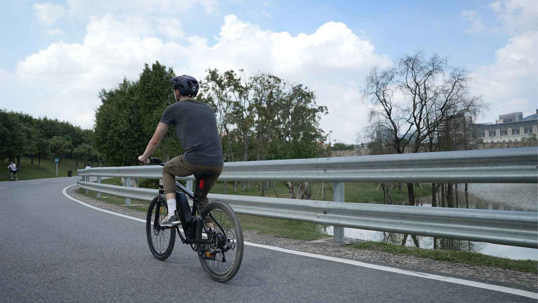 Bezpečnosť na prvom mieste: Ako bezpečne jazdiť na svojom elektrobicykli a čo si vziať na dobrodružstvá v prírode